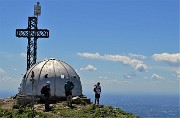 65 Croce di vetta del Due Mani con ll Bivacco Locatelli Scaioli Milani (1656 m) 